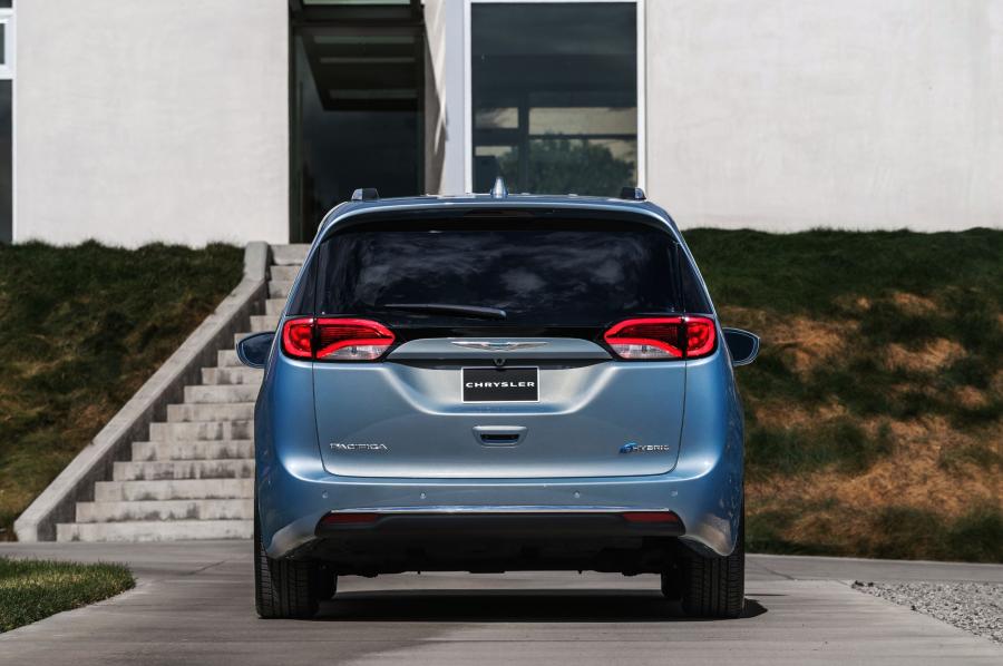  Chrysler Pacifica Hybrid Limited (RU) 2016 года  (фото 11 из 40)